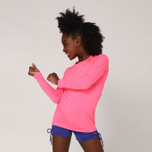 Indlæs billede i galleriet, Model Back: Uv Line T-Shirt Camiseta Uvlight Pink Fluor Spf50+
