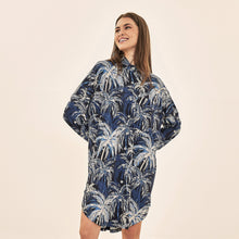 Indlæs billede i galleriet, Model Front: Uv Line Chemise Shirtdress Ipanema Coqueiros Marinho Upf50+
