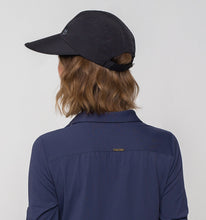 Indlæs billede i galleriet, Model Back: Uv Line Casquette Visor Capri Colors Nac Fem Black Upf50+
