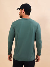 Indlæs billede i galleriet, Model Back: Uv Line T-Shirt Longsleeve New Fit Textura Masc Verde Jade Upf50+
