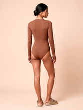 Indlæs billede i galleriet, Model Back: Uv Line Une Pièce Long Sleeve Swimsuit Macae Brown Upf50+
