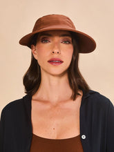 Indlæs billede i galleriet, Model Front: Uv Line Casquette Visor Capri Colors Nac Fem Coniac Upf50+
