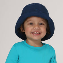 Indlæs billede i galleriet, Model Front: Uv Line Bob Hat Napoli Basic Kids Nac Inf Navy Blue Upf50+
