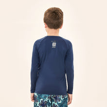 Indlæs billede i galleriet, Model Back: Uv Line T-Shirt Acqua Qr Code Marinho Upf50+
