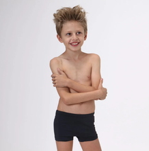 Indlæs billede i galleriet, Model Front: Uv Line Maillot De Bain Garçon Trunks Kids F Inf Black Upf50+
