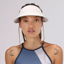 Indlæs billede i galleriet, Model Front: Uv Line Visière Visor Leblon Sand Upf50+
