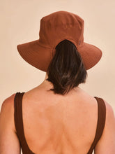 Indlæs billede i galleriet, Model Back: Uv Line Bob Hat California Fem Cognac Upf50+
