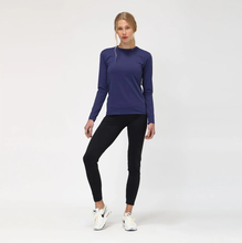 Indlæs billede i galleriet, Model Front: Uv Line T-Shirt Longsleeve Uvpro Fem Navy Blue Upf50+

