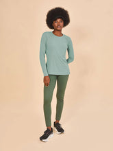 Indlæs billede i galleriet, Model Front: Uv Line T-Shirt Longsleeve Fem New Fit Verde Agua Upf50+
