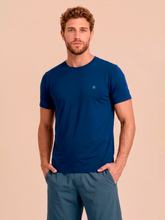 Indlæs billede i galleriet, Model Front: Uv Line T-Shirt Pour Homme T-Shirt Uvpro Masc Cobalt Upf50+
