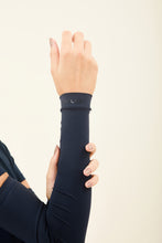 Indlæs billede i galleriet, Model Front: Uv Line Gants Sun-Protection Sleeve Navy Upf50+
