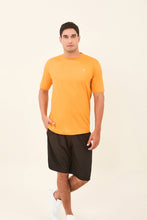 Indlæs billede i galleriet, Model Front: Uv Line T-Shirt Pour Homme T-Shirt Uvpro Masc Orange Upf50+
