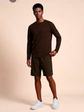 Indlæs billede i galleriet, Model Front: Uv Line T-Shirt Longsleeve New Fit Textura Masc Brown Upf50+
