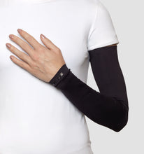 Indlæs billede i galleriet, Model Front: Uv Line Gants Long Sleeve Uni Black Upf50+
