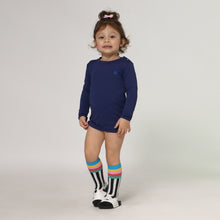 Indlæs billede i galleriet, Model Front: Uv Line T-Shirt Longsleeve Baby Marinho Upf50+
