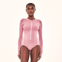 Indlæs billede i galleriet, Model Front: Uv Line Une Pièce Swimsuit Macae Malva Upf50+
