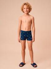 Indlæs billede i galleriet, Model Front: Uv Line Maillot De Bain Garçon Swim Trunks Kids Pirates Fun Upf50+
