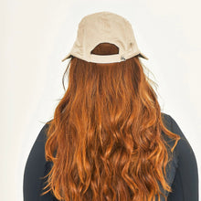 Indlæs billede i galleriet, Model Back: Uv Line Casquette Visor Capri Colors Nac Fem Sand Black Upf50+
