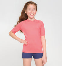 Indlæs billede i galleriet, Model Front: Uv Line T-Shirt Kids Fpu50+ Uvpro Short Sleeve T-Shirt Coral Uv
