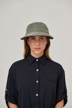 Indlæs billede i galleriet, Model Front: Uv Line Casquette Visor Nice Fem Militar Green Upf50+

