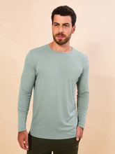 Indlæs billede i galleriet, Model Front: Uv Line T-Shirt Longsleeve New Fit Masc Verde Agua Upf50+
