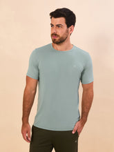Indlæs billede i galleriet, Model Front: Uv Line T-Shirt Pour Homme T-Shirt New Fit Masc Verde Agua Upf50+
