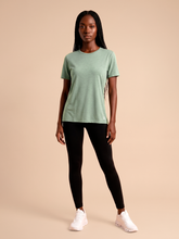 Indlæs billede i galleriet, Model Front: Uv Line T-Shirt T-Shirt Fem New Fit Mix Green Upf50+
