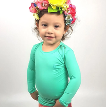 Indlæs billede i galleriet, Model Front: Uv Line T-Shirt Camiseta Baby Nina Verde Claro Upf50+
