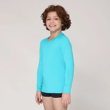 Indlæs billede i galleriet, Model Front: Uv Line T-Shirt Camiseta Kids Uvpro Ml Azul Piscina Upf50+
