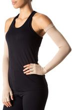 Indlæs billede i galleriet, Model Front: Uv Line Gants Extra Long Glove Chocolate Upf50+
