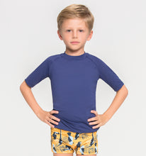 Indlæs billede i galleriet, Model Front: Uv Line T-Shirt Kids Fpu50+ Uvpro Short Sleeve T-Shirt Navy Blue Uv
