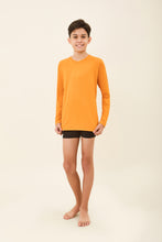 Indlæs billede i galleriet, Model Front: Uv Line T-Shirt Kids Longsleeve Uvpro Laranja
