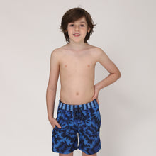 Indlæs billede i galleriet, Model Front: Uv Line Maillot De Bain Garçon Short Acqua Oceano Inf Upf50+
