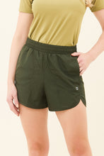Indlæs billede i galleriet, Gallery: Uv Line Fitness Bas Short Race Verde Militar Upf50+
