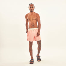 Indlæs billede i galleriet, Model Front: Uv Line Bermuda / Short Pour Homme Shorts Boxer Rose Upf50+
