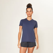 Indlæs billede i galleriet, Model Front: Uv Line Fitness Haut Sport Fit Fem Marinho Upf50+
