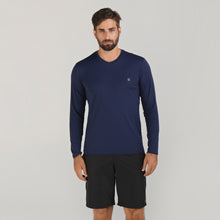 Indlæs billede i galleriet, Model Front: Uv Line Fitness Haut Sport Fit Mas Ml Marinho Upf50+
