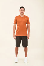 Indlæs billede i galleriet, Model Front: Uv Line T-Shirt Pour Homme T-Shirt Sport Fit Caramelo Upf50+
