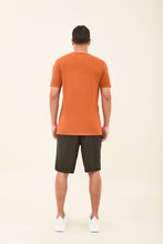 Indlæs billede i galleriet, Model Back: Uv Line T-Shirt Pour Homme T-Shirt Sport Fit Caramelo Upf50+
