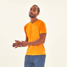 Indlæs billede i galleriet, Model Front: Uv Line T-Shirt Pour Homme T-Shirt Sport Fit Orange Upf50+
