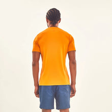 Indlæs billede i galleriet, Model Back: Uv Line T-Shirt Pour Homme T-Shirt Sport Fit Orange Upf50+
